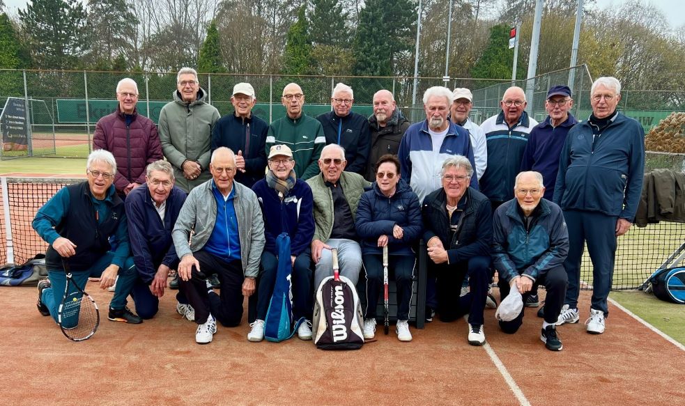 Oudste lid (90) Sparta Tennis snijdt taart aan