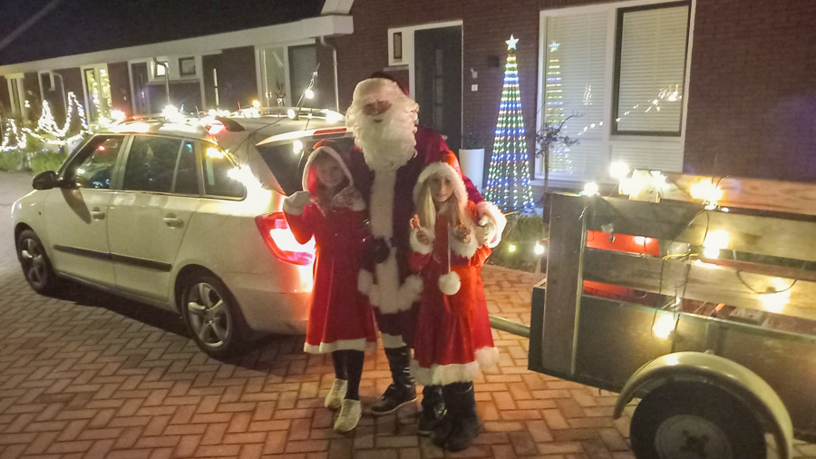 Kerstman en elfjes verrassen bewoners Goede Woning in Nijkerkerveen