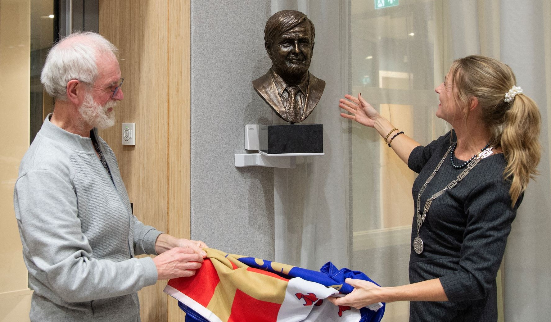 Onthulling beeld van de Koning in raadzaal gemeente Nijkerk