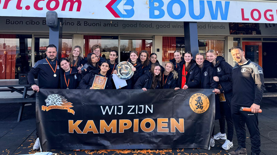 Sparta Nijkerk MO17-1 viert kampioenschap