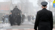 Aart Visscher in traditionele rouwkoets naar laatste rustplaats begeleid