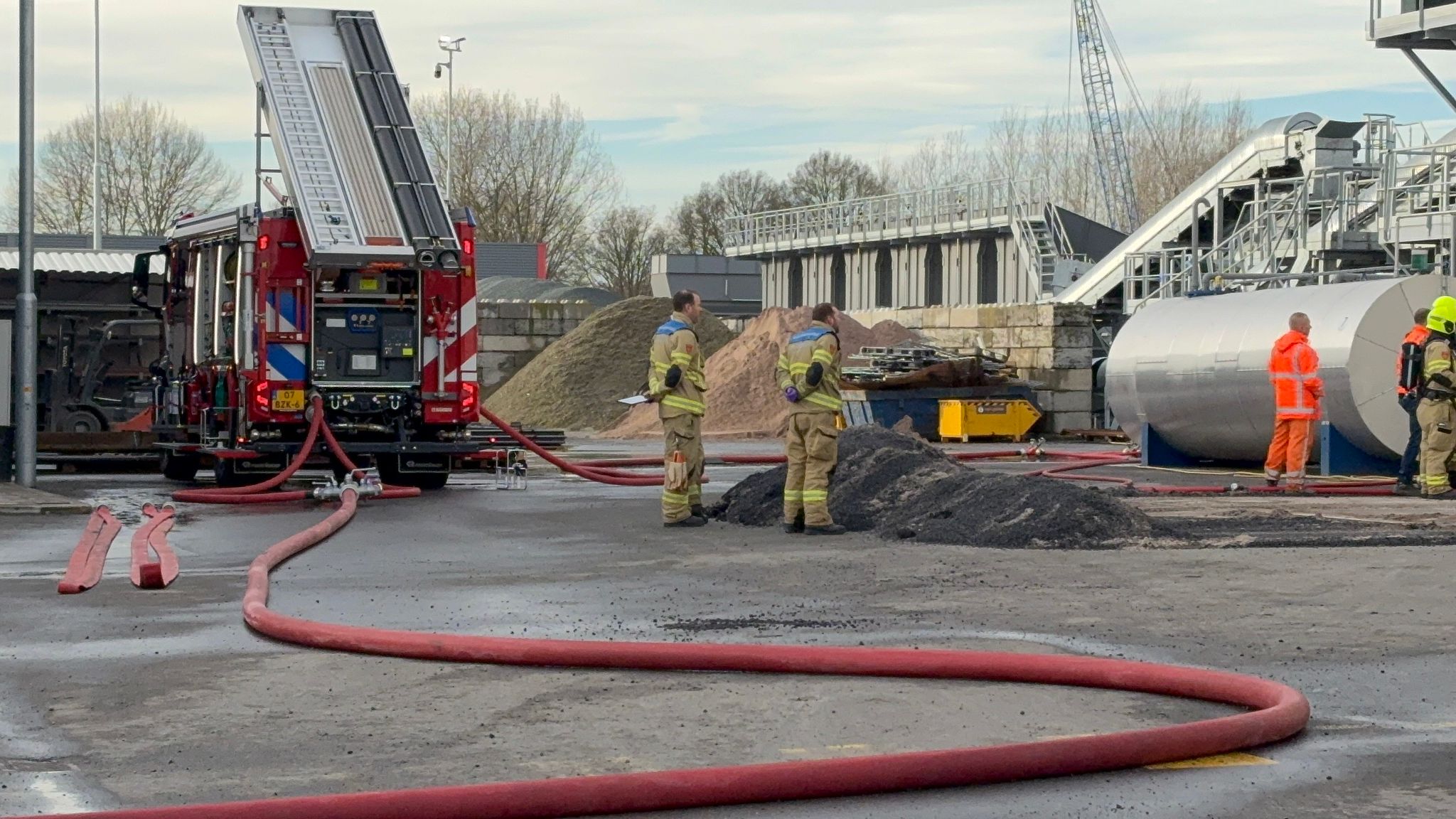 Brandweer constant in actie bij Asfaltcentrale Nijkerk