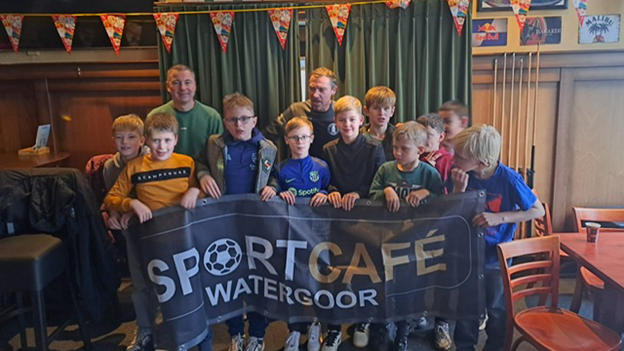 Sportcafé Watergoor trakteert kampioenen JO11-6 van V.V. Sparta Nijkerk