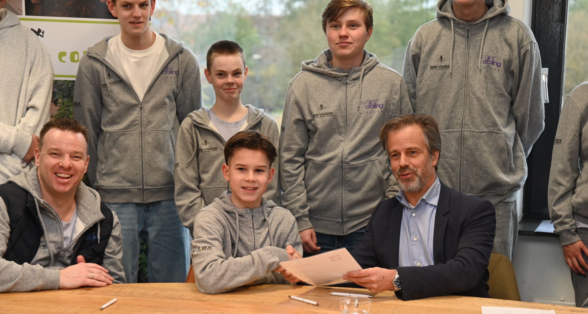 Deelnemers Expeditie Corlaer zetten handtekening onder contract