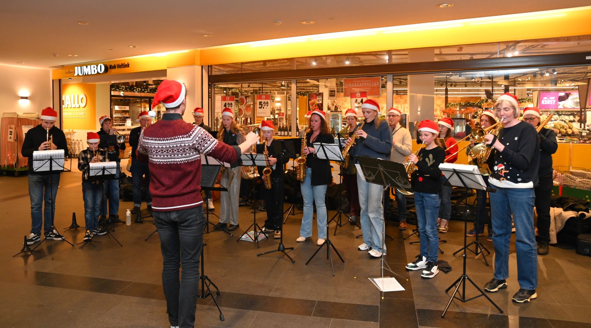 Nijkerkse fanfare speelt bij Jumbo Veltink