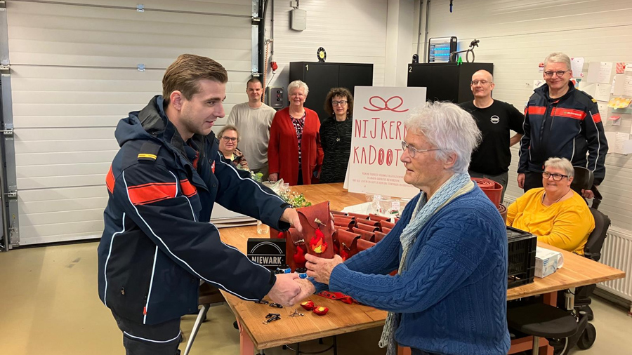 Niewark verrast brandweervrijwilligers Nijkerk met cadeau uit sociaal project