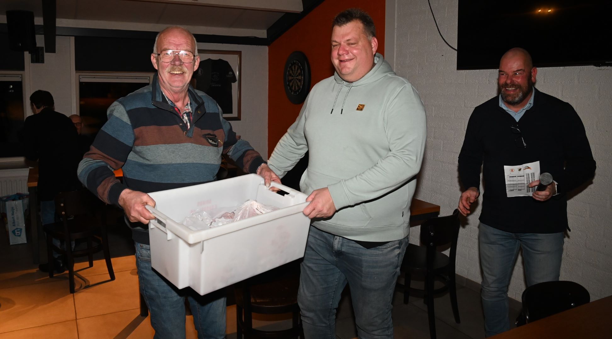 Bert Wassink wint ‘halve varken’ bij kerstklaverjassen Sparta