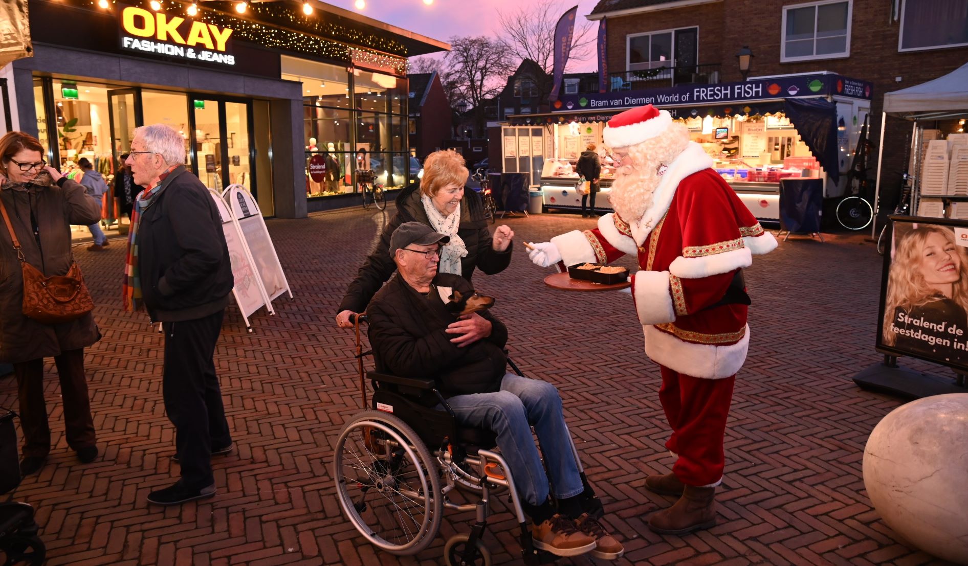 Kerstman deelt koekjes uit op Nijkerkse weekmarkt