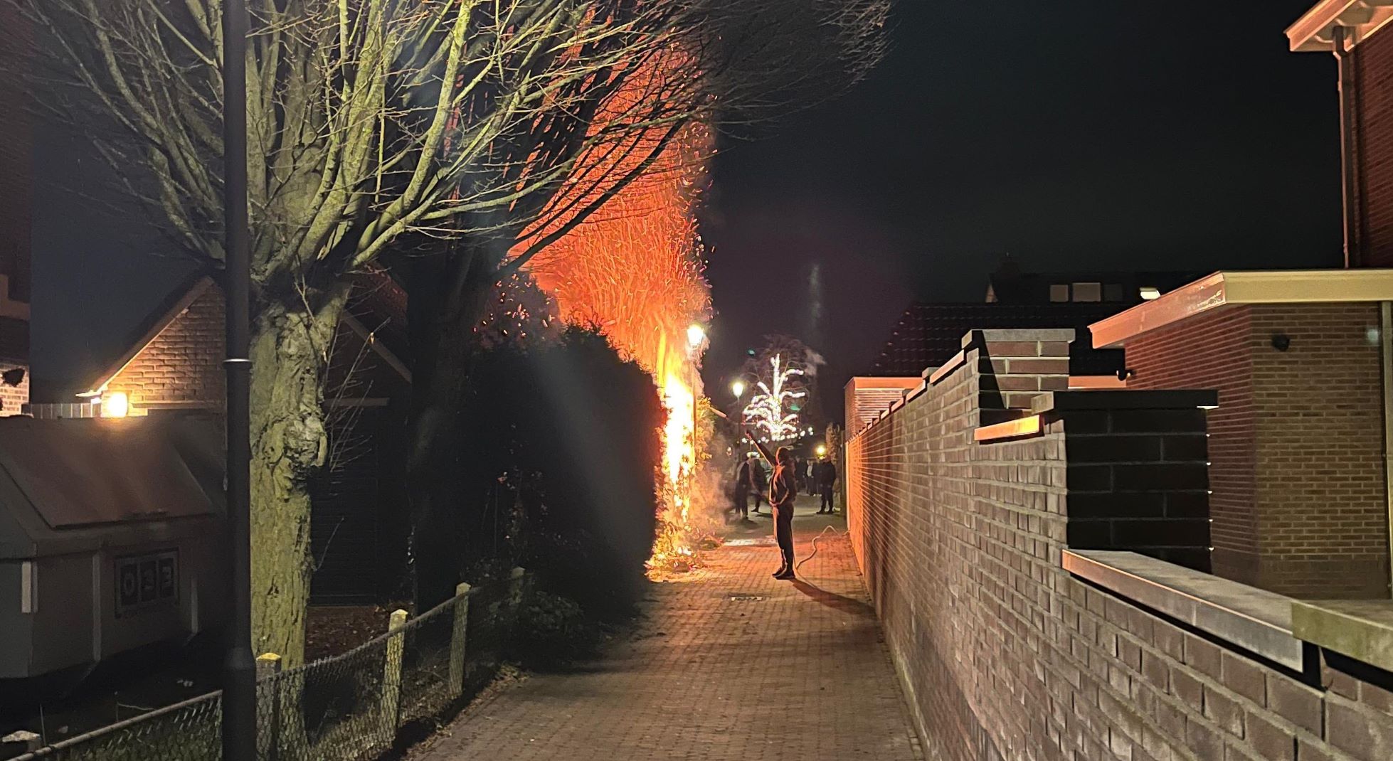 Enorme knal en flinke brand op Kleuterpad Nijkerkerveen