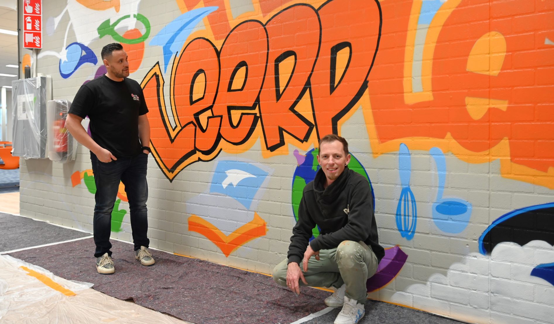 Ralph van Slooten verfraait muur van Corlaer College