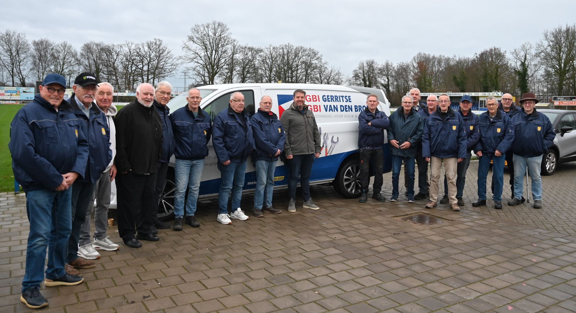 Werkploeg NSC Nijkerk krijgt nieuwe werkjassen