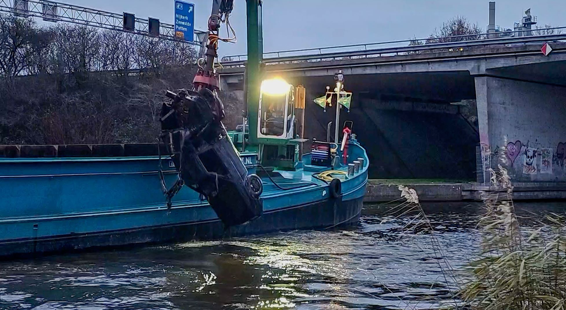 Oude personenauto geborgen uit de Arkervaart bij A28-brug