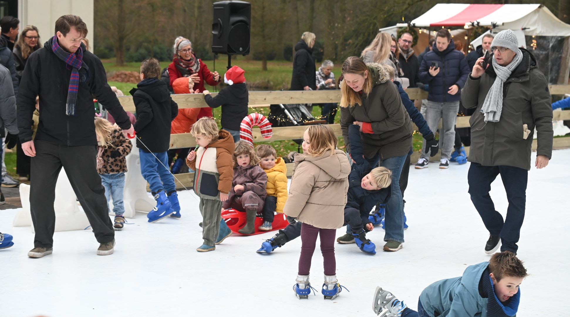 Drukke kerstmarkt op de Salentein