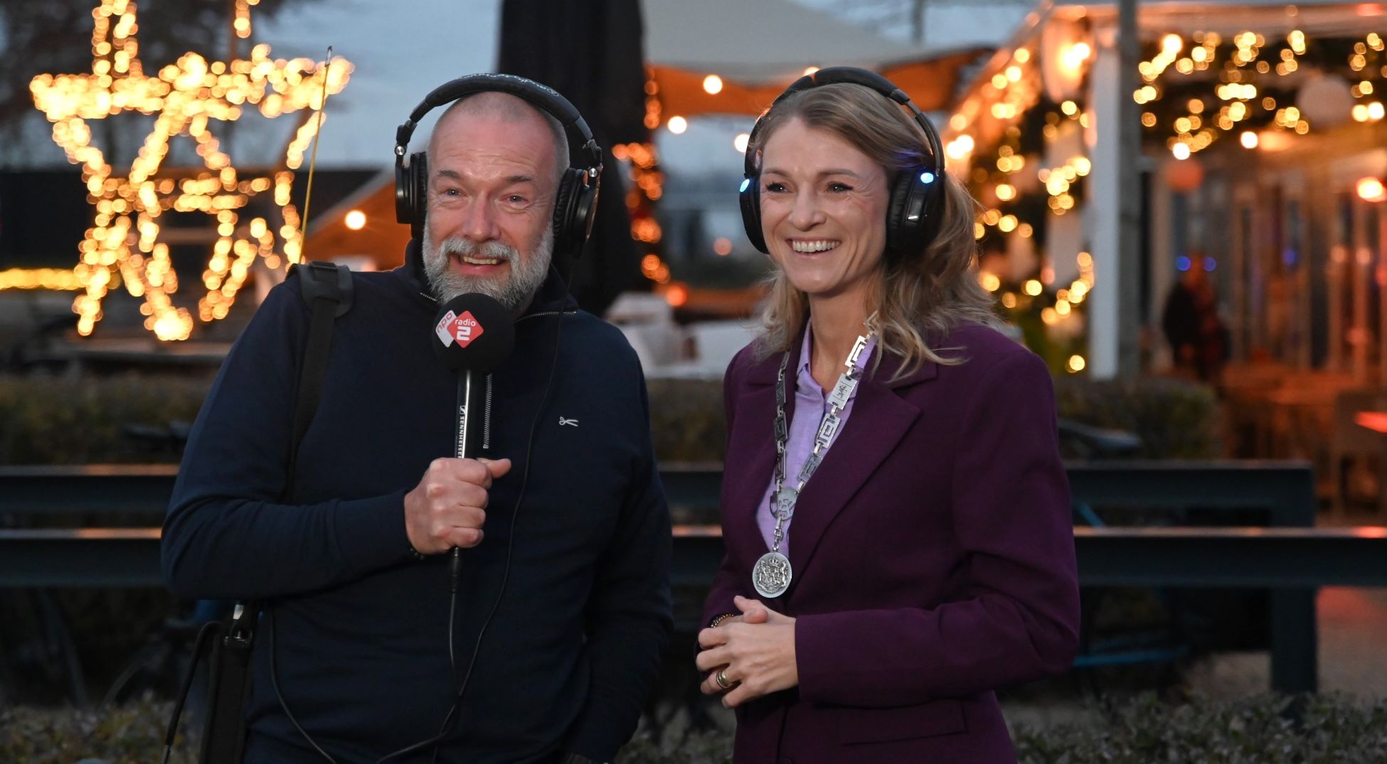 Top2000-bus te gast bij Nijkerkse brasserie De Vuurtoren