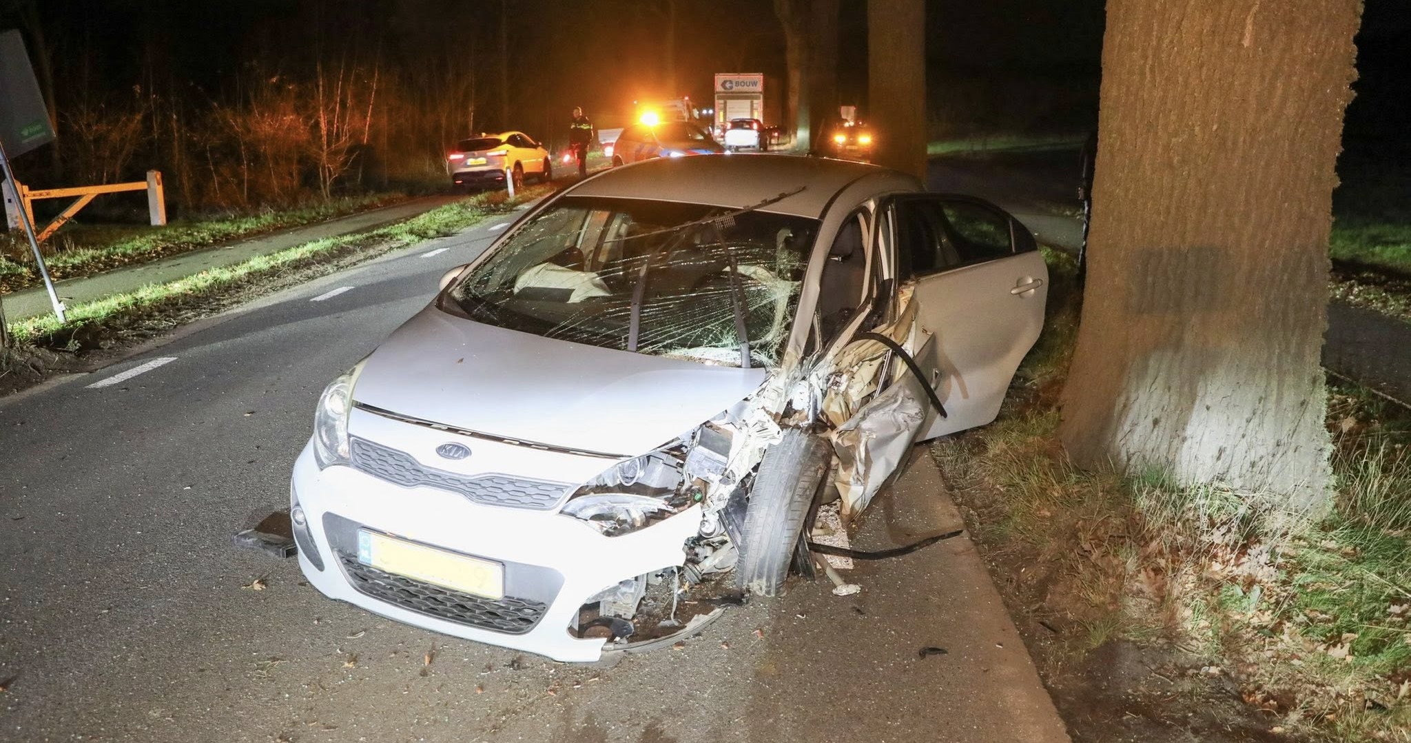Wederom auto tegen de boom op Zelderseweg