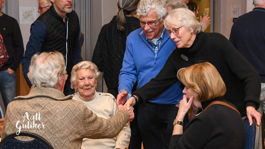 Handen schudden op nieuwjaarsbijeenkomst Hoevelaken
