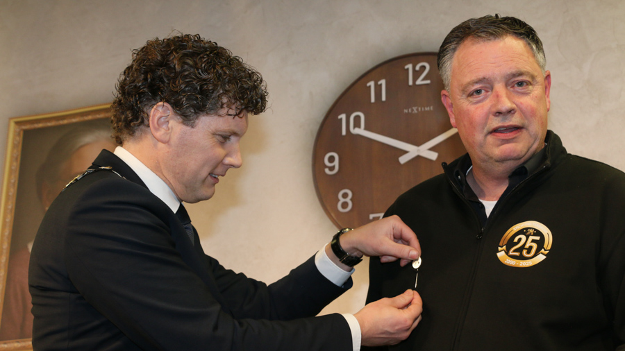 Lintje voor jarenlange inzet van Herbert van den Born in Terschuur en Zwartebroek