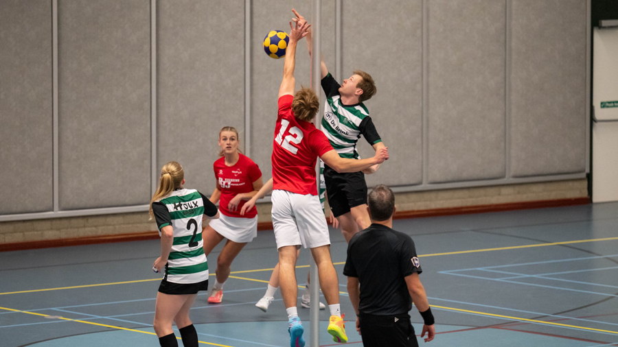 Zenuwslopende wedstrijd van Telstar 1 wordt besloten in slotfase.