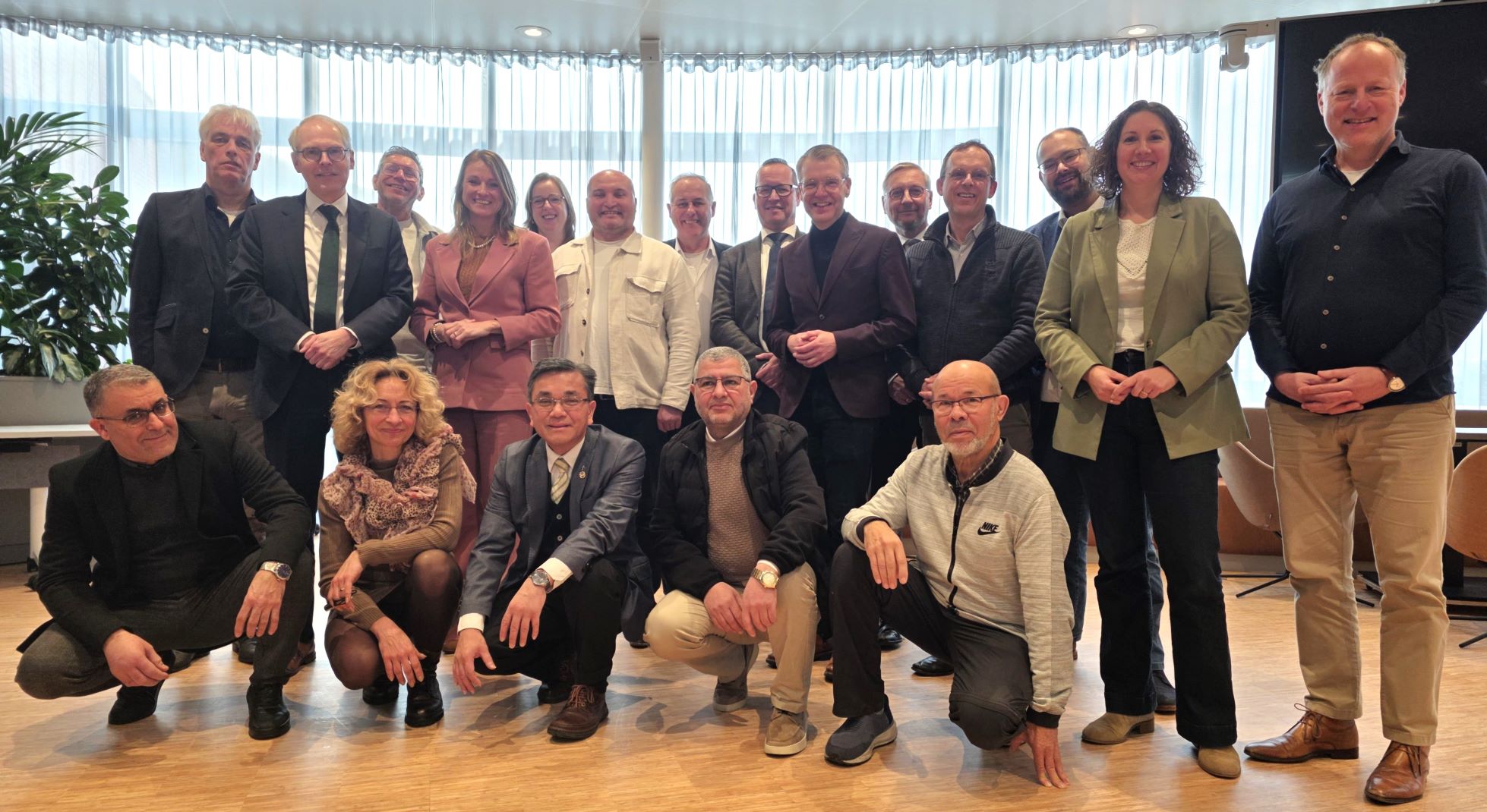 Ontmoeting tussen geloofsgemeenschappen en burgemeester Nijkerk: samen werken aan verbinding en veer