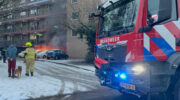 Derde autobrand in korte tijd: flatgebouw tijdelijk ontruimd aan Van Oldenbarneveltstraat