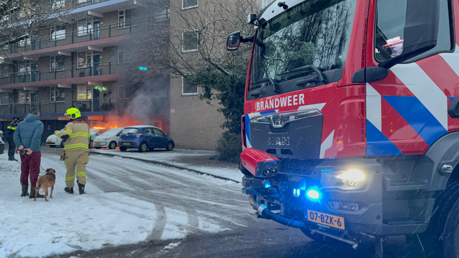 Derde autobrand in korte tijd: flatgebouw tijdelijk ontruimd aan Van Oldenbarneveltstraat