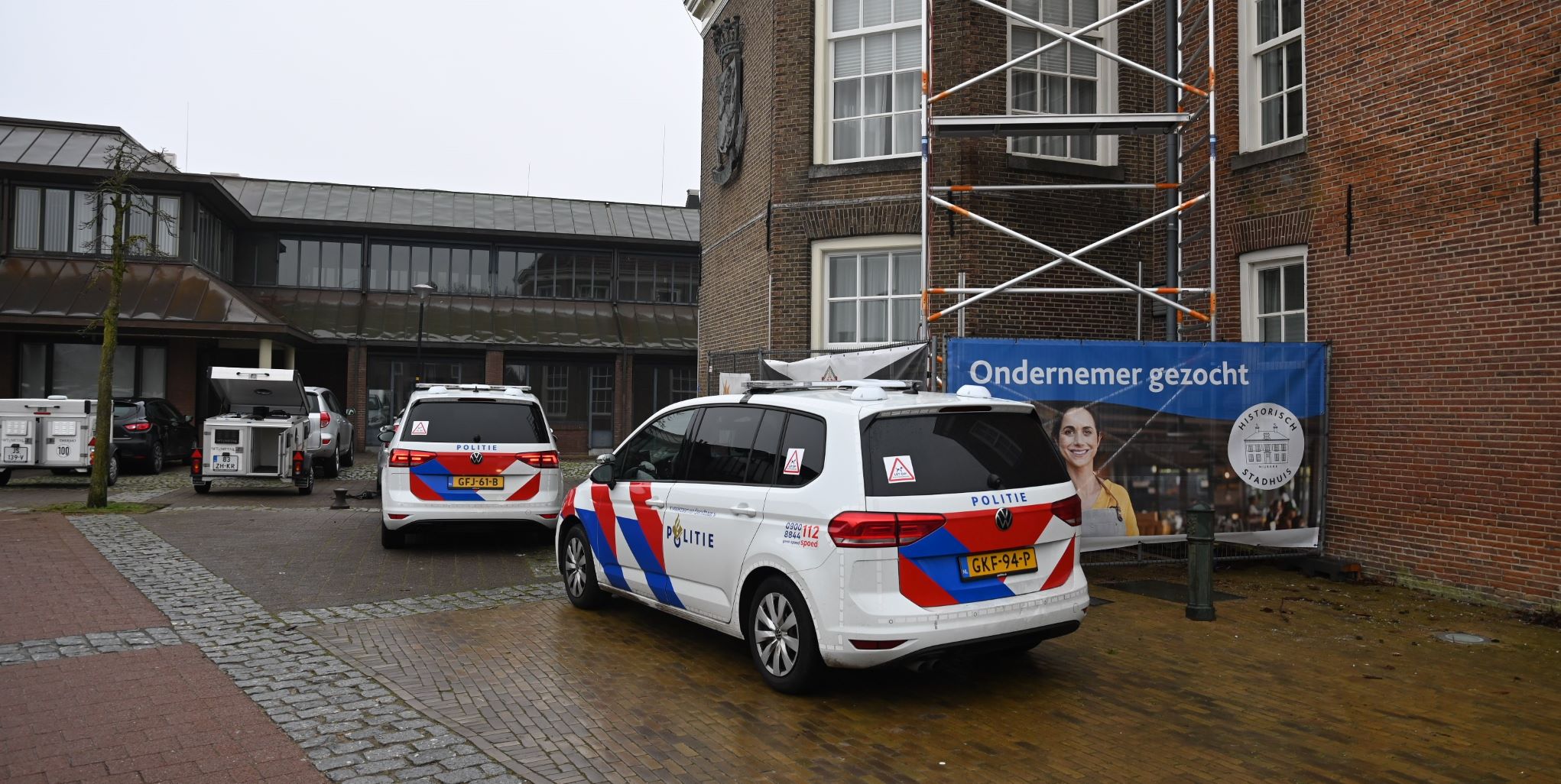 Oefening met politiehonden: brandalarm gaat af in oude stadhuis Nijkerk