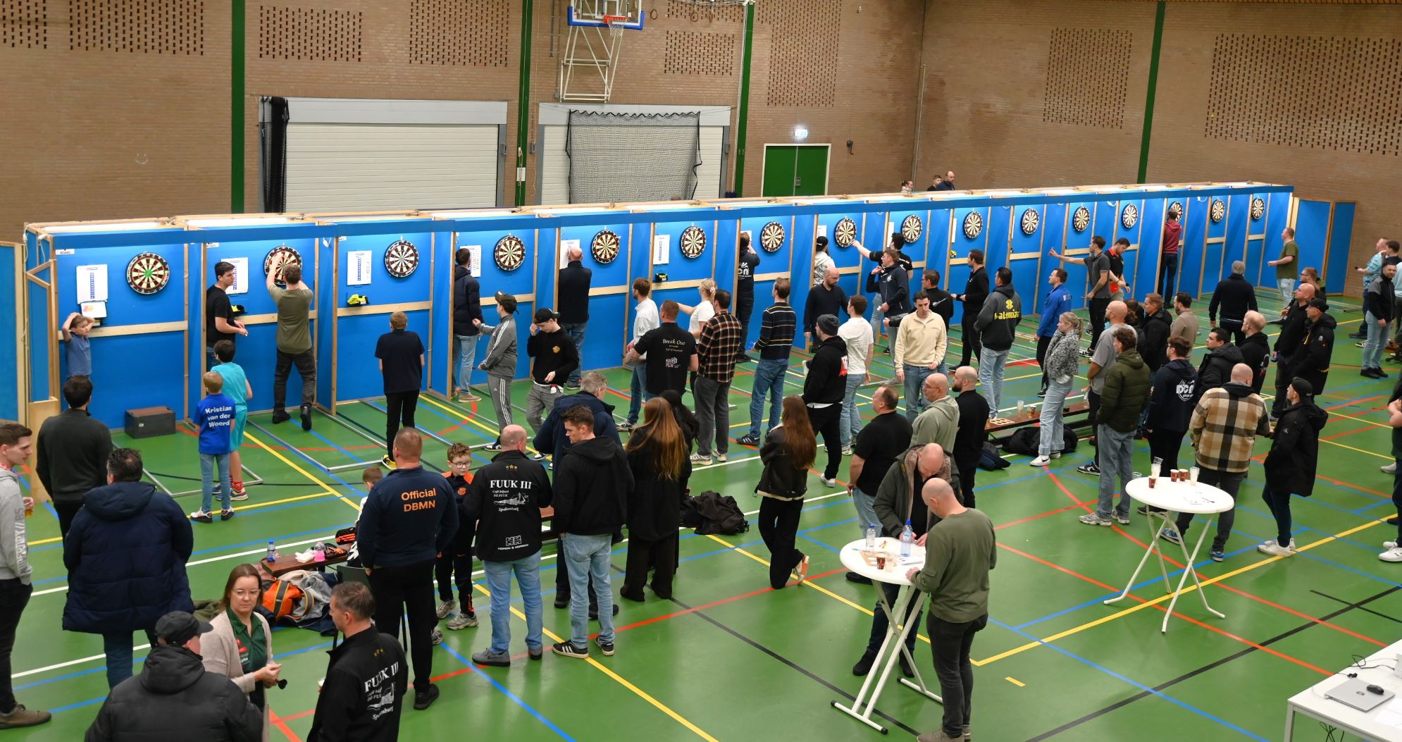 Sporthal Watergoor vol met darters
