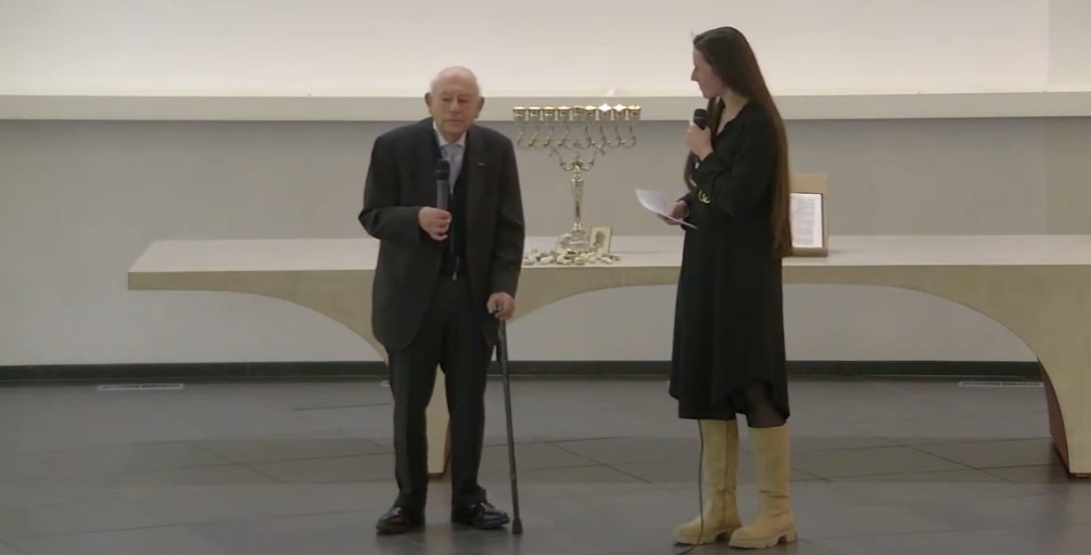 93-jarige Holocaustoverlevende deelt zijn verhaal tijdens Holocaustherdenking in Nijkerk