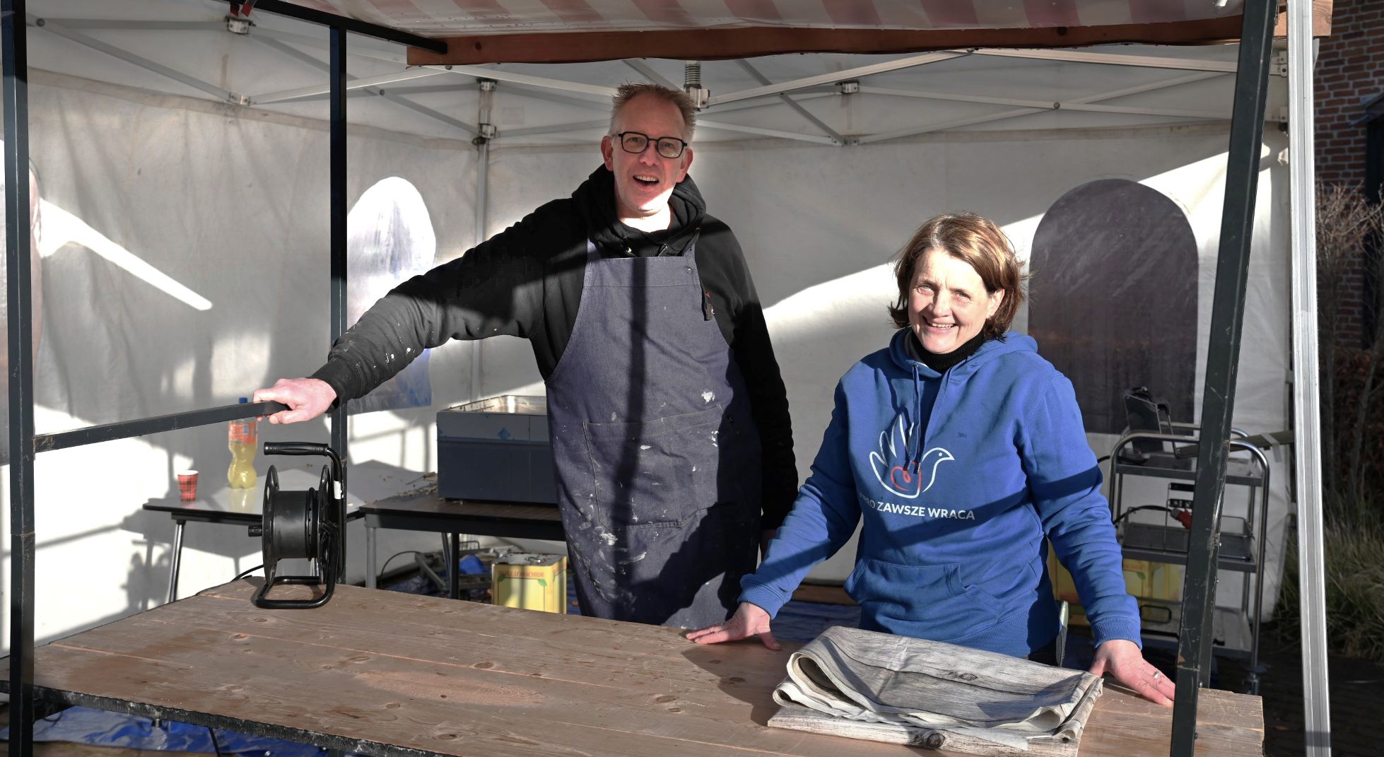 Helping Hands verkoopt 2.000 oliebollen bij Kruiskerk Nijkerk