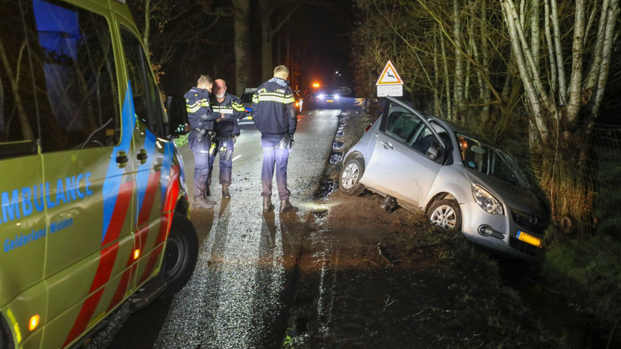 Auto belandt in sloot na aanrijding op Nieuwe Voorthuizerweg