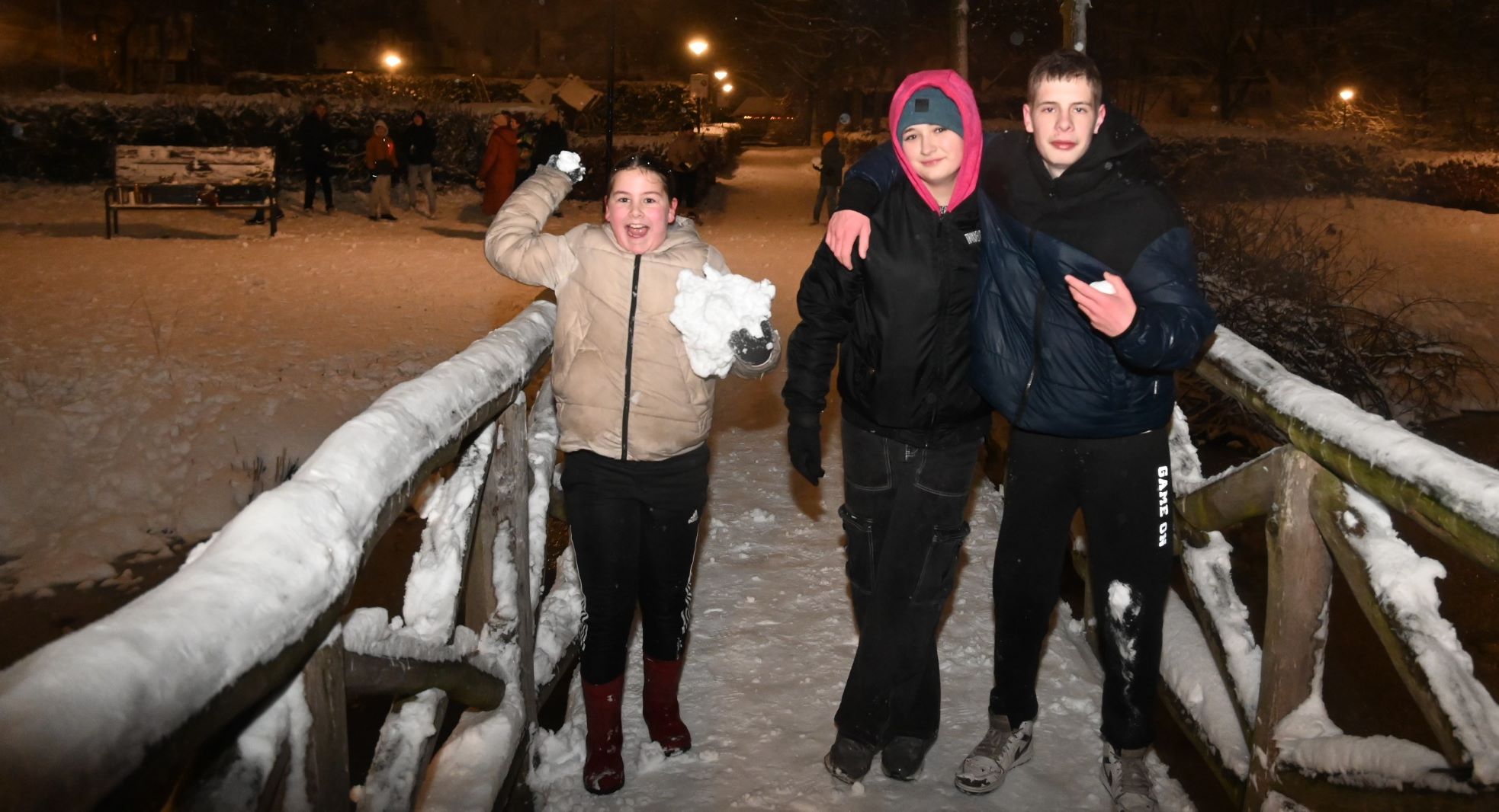 Zestig personen bij sneeuwballengevecht in Stadspark Nijkerk