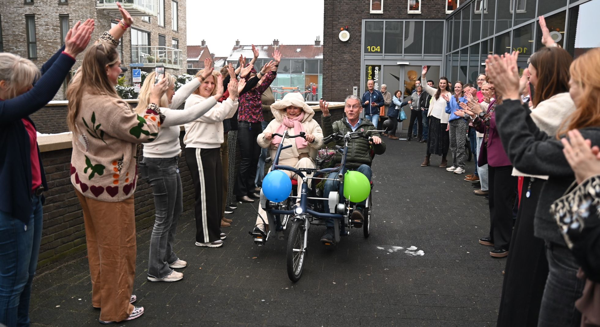 Huisarts Hans van Daalen met duofiets en Coldplay uitgezwaaid