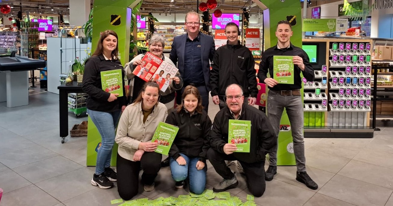 Voetbalplaatjes scoren bij supermarkt PLUS Van den Hoven