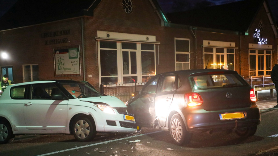 Twee auto’s botsen aan voorzijde school Appel: 1 gewonde naar ziekenhuis