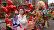 Bonte carnavalsstoet host door Nijkerkse binnenstad