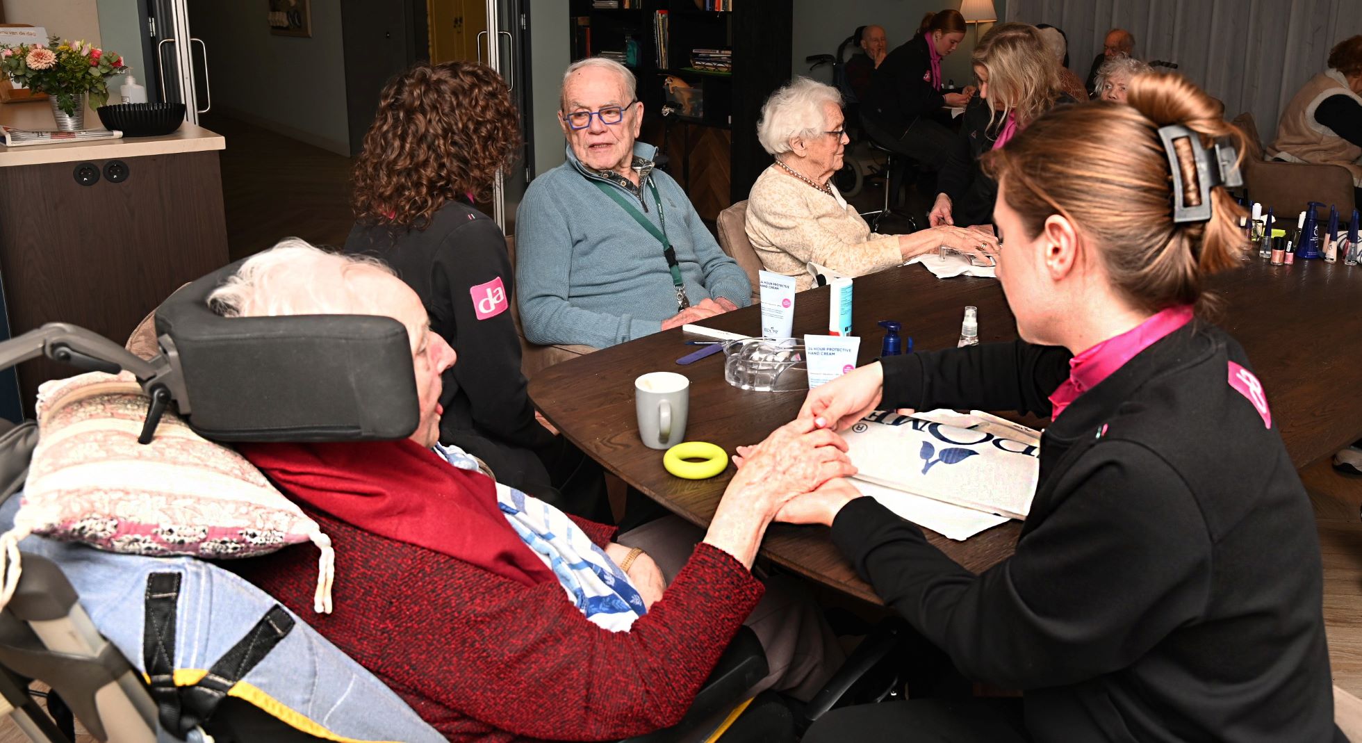 Health Queens van Drogisterij en Parfumerie Hoevelaken verwennen ouderen