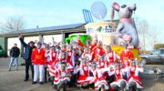 Nijkerkse carnavalsvereniging op weg naar optocht Hoogland