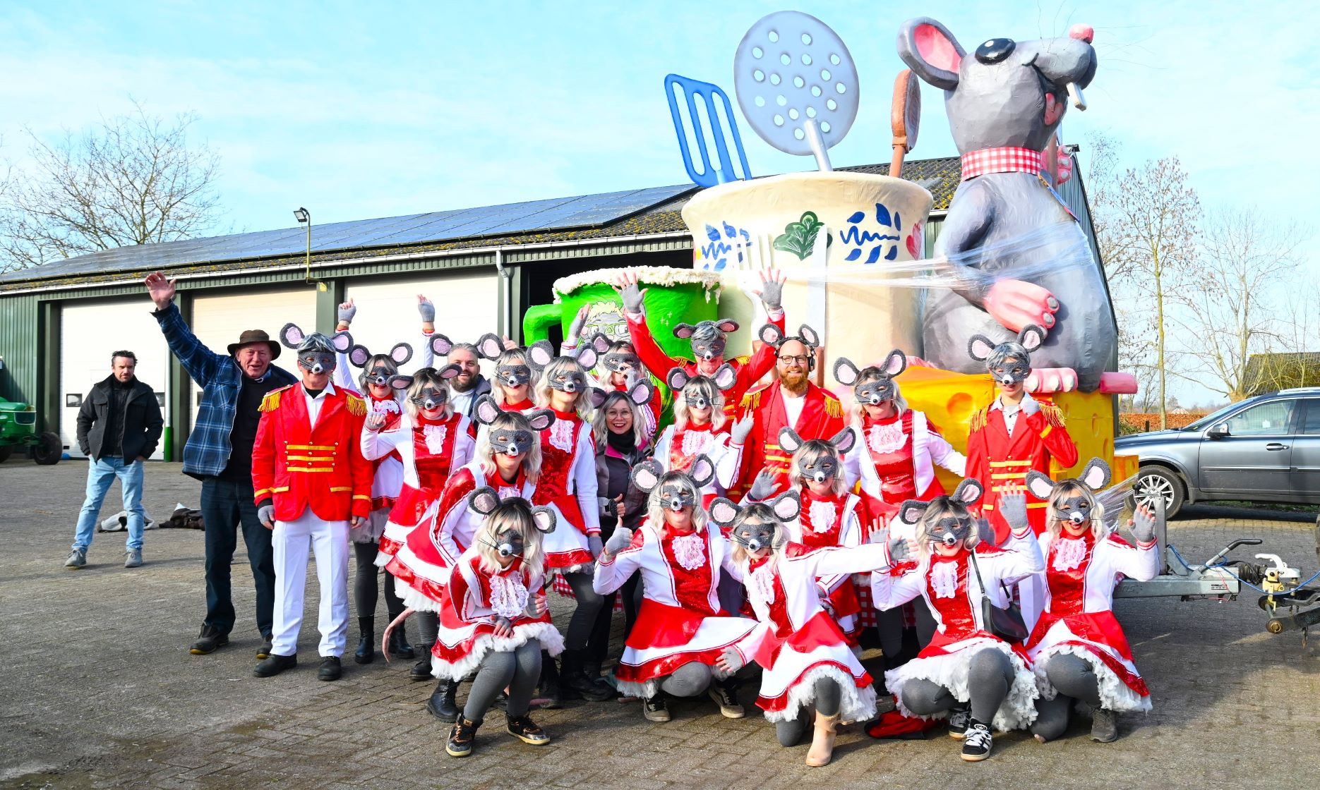 Nijkerkse carnavalsvereniging op weg naar optocht Hoogland