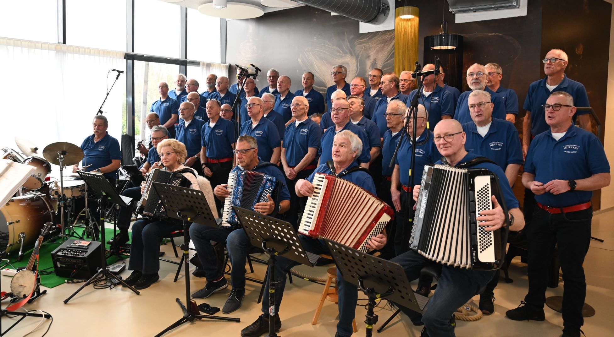 Zeemanskoor Nijkerks Welvaren gluurt in De Pol