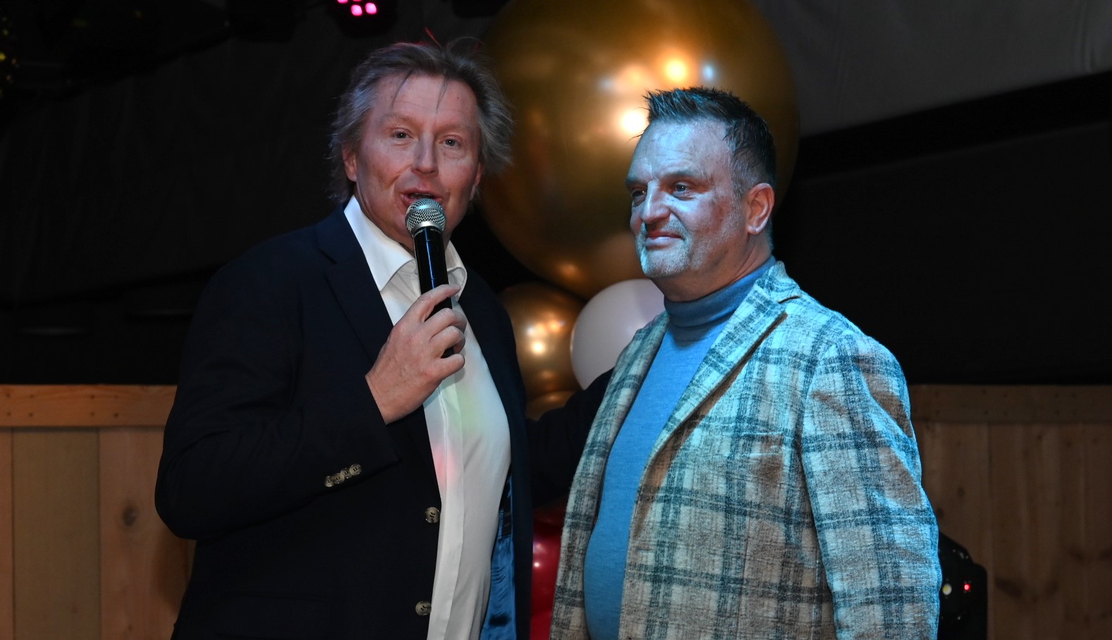 Artiesten Nijkerks platenlabel RoodHitBlauw proosten op muzikaal 2026