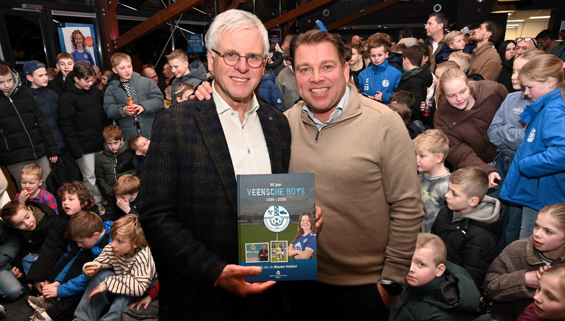 Megadrukte bij onthulling voetbalplaatjesboek Albert Heijn bij Veensche Boys