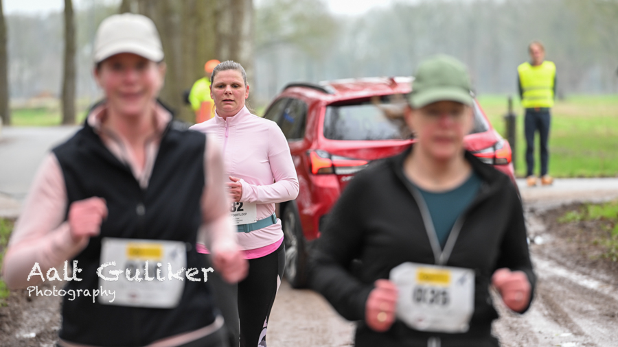 Druilerige weersomstandigheden tijdens voorjaarseditie Veluwepoortloop