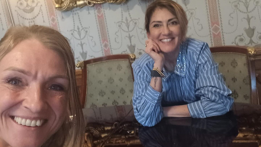 Burgemeester overhandigt AVL-armbanden aan vrouwelijke leiders in Den Haag