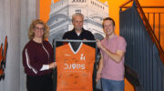 Djops Uitzendgroep ontvangt gesigneerd korfbalshirt