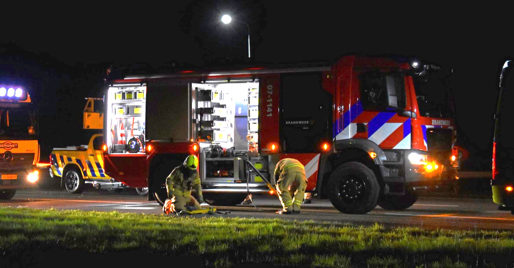 Auto op zijn kant bij ongeval op rijksweg A28