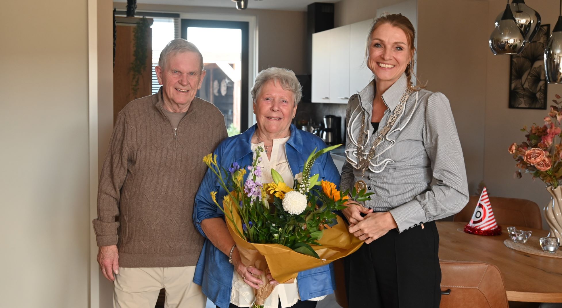 Hele straat versierd voor Evert en Annie van den Bor die 60 jaar zijn getrouwd