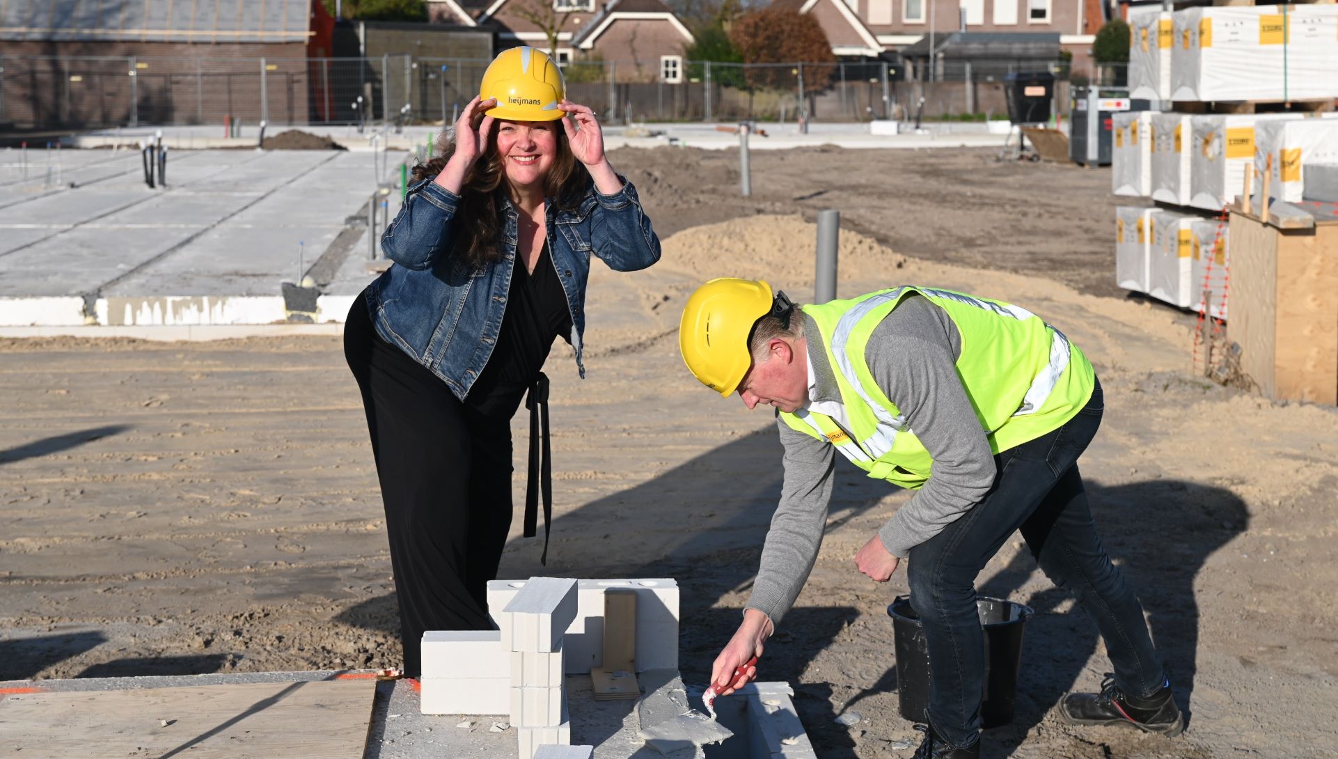 Wethouder legt eerste steen bouwproject Bakkerserf Nijkerkerveen