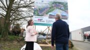 Wethouder onthult bouwbord ‘De Bentinck’: 44 nieuwe woningen en eerbetoon aan Nijkerks erfgoed