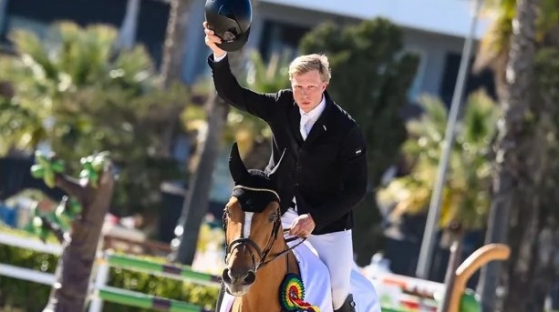 Veender Dennis van de Brink in topvorm met zijn paard in Oliva (Spanje)