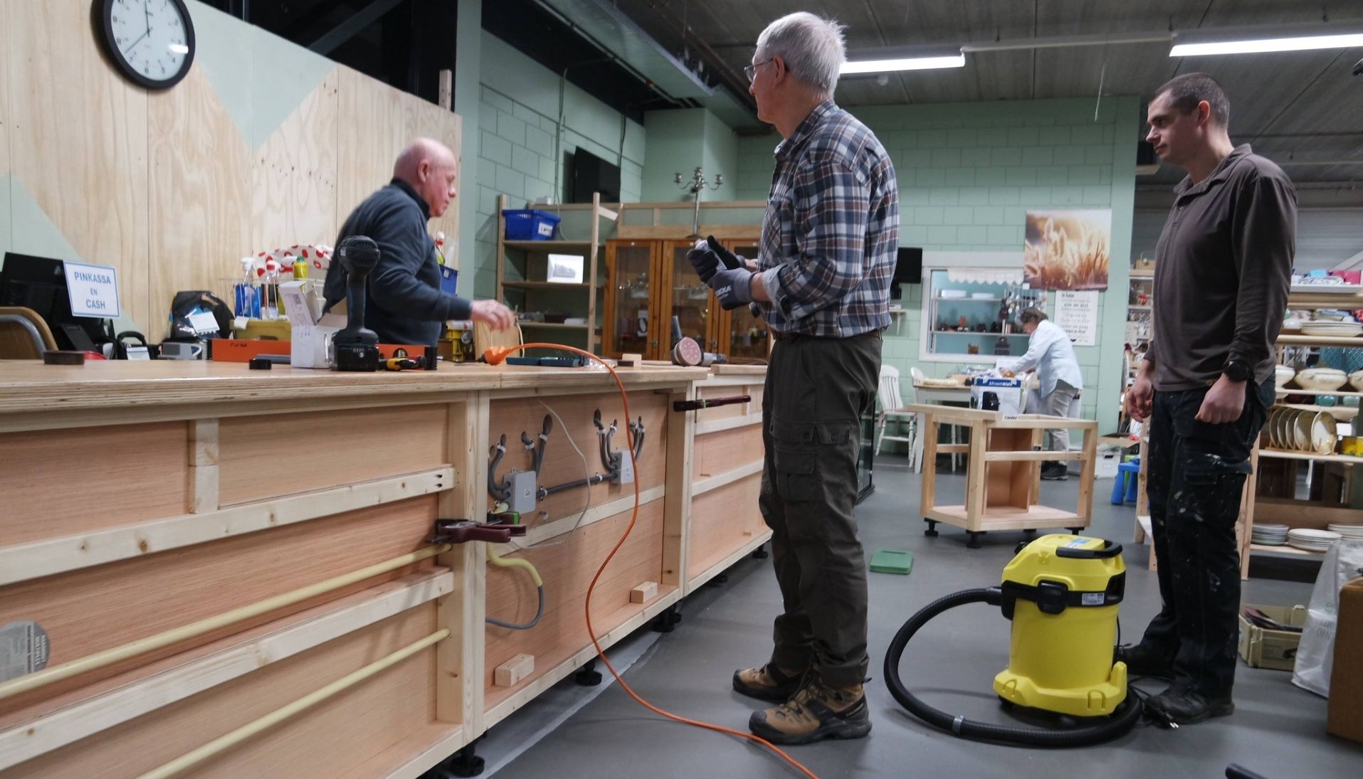 Nieuwe toonbank en collectie bij kringloopwinkel Dorcas